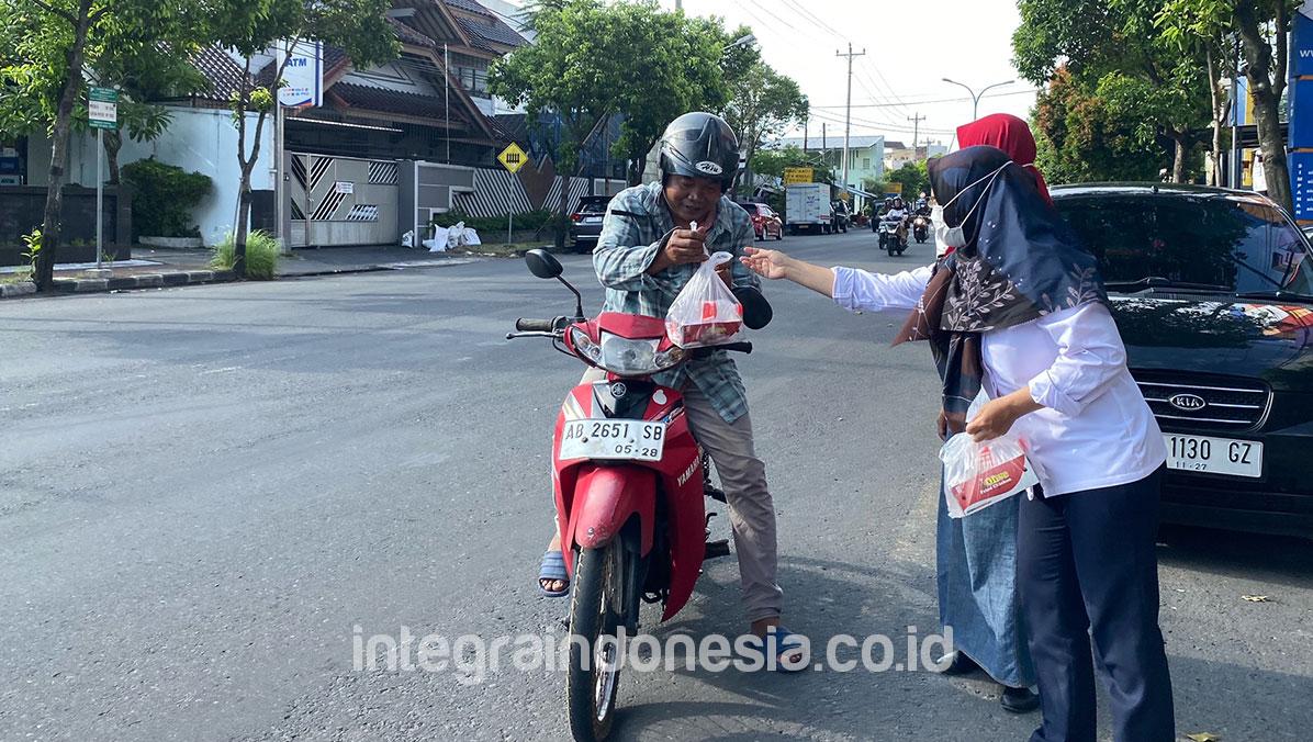 Integra Berbagi Takjil Ramadhan