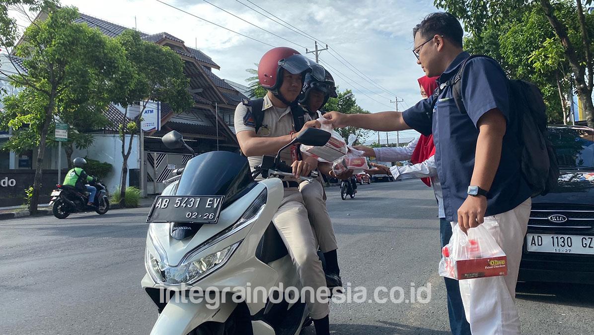 Integra Berbagi Takjil Ramadhan