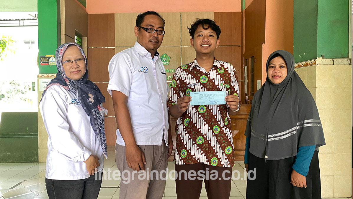 Integra Indonesia Berikan Bantuan Biaya Pendidikan Untuk Maulana Rayhan