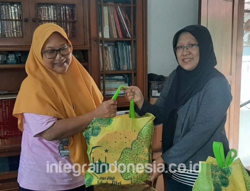 PT Integra Inovasi Indonesia Sampaikan Bantuan kepada Ibu Agustin, Ibu Tunggal di Kampung Sudagaran