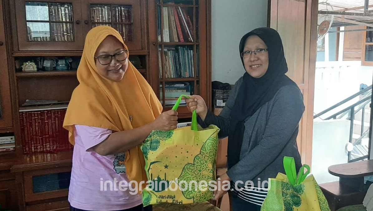 PT Integra Inovasi Indonesia Salurkan Bantuan kepada Ibu Agustin, Ibu Tunggal di Kampung Sudagaran