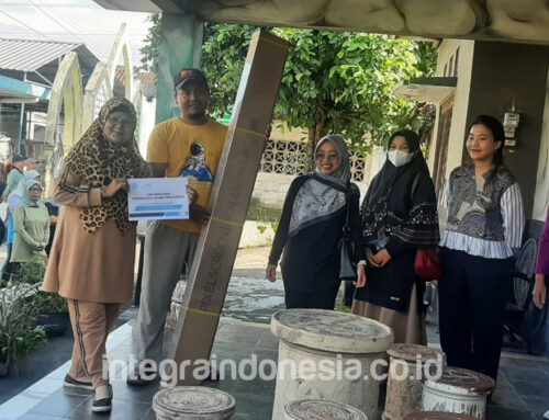 Integra Berbagi: Dukung Kegiatan Sekolah Lansia Melati Triharjo melalui Bantuan Layar Proyektor