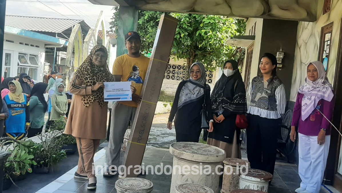 Integra Berbagi: Dukung Kegiatan Sekolah Lansia Melati Triharjo melalui Bantuan Layar Proyektor
